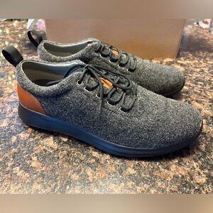 New in Box Men’s Johnston & Murphy Amherst U-Throat Dark Gray Wool 10.5